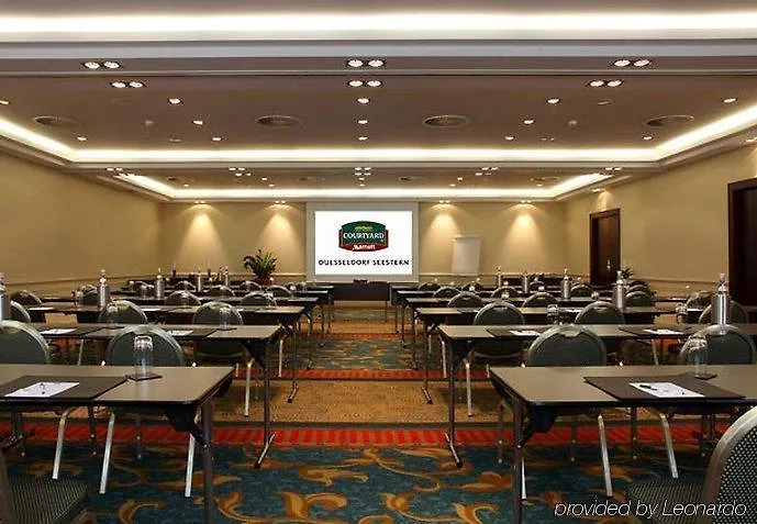 Отель Courtyard By Marriott Duesseldorf Seestern