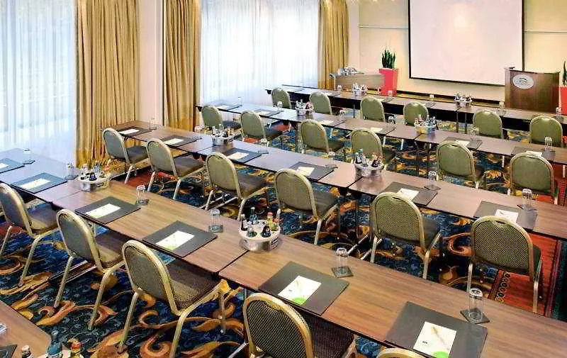 Отель Courtyard By Marriott Duesseldorf Seestern